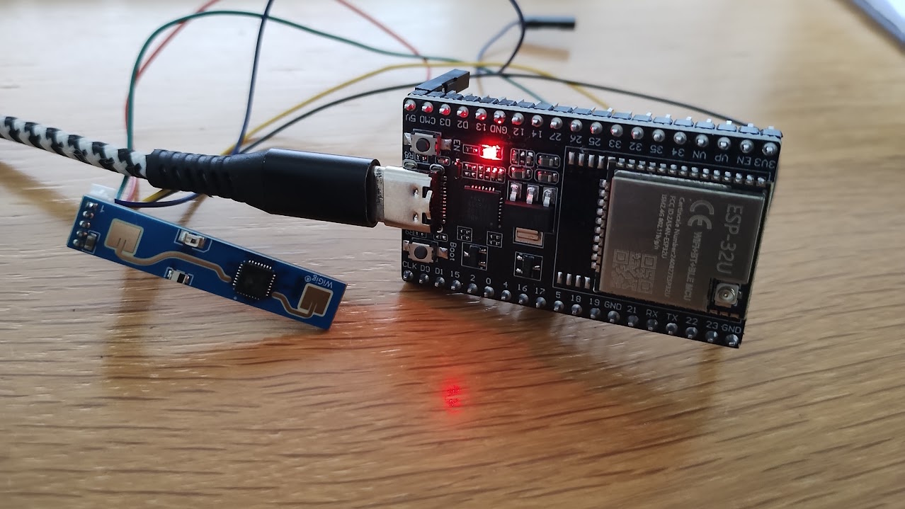 LD2410 sensor aangesloten op een NodeMCU-32S ESP32 board. Met Homeyduino stuur je de gegevens van de sensor door naar Homey, zodat je slimme flows kunt maken die reageren op aanwezigheid, beweging en stilstand.