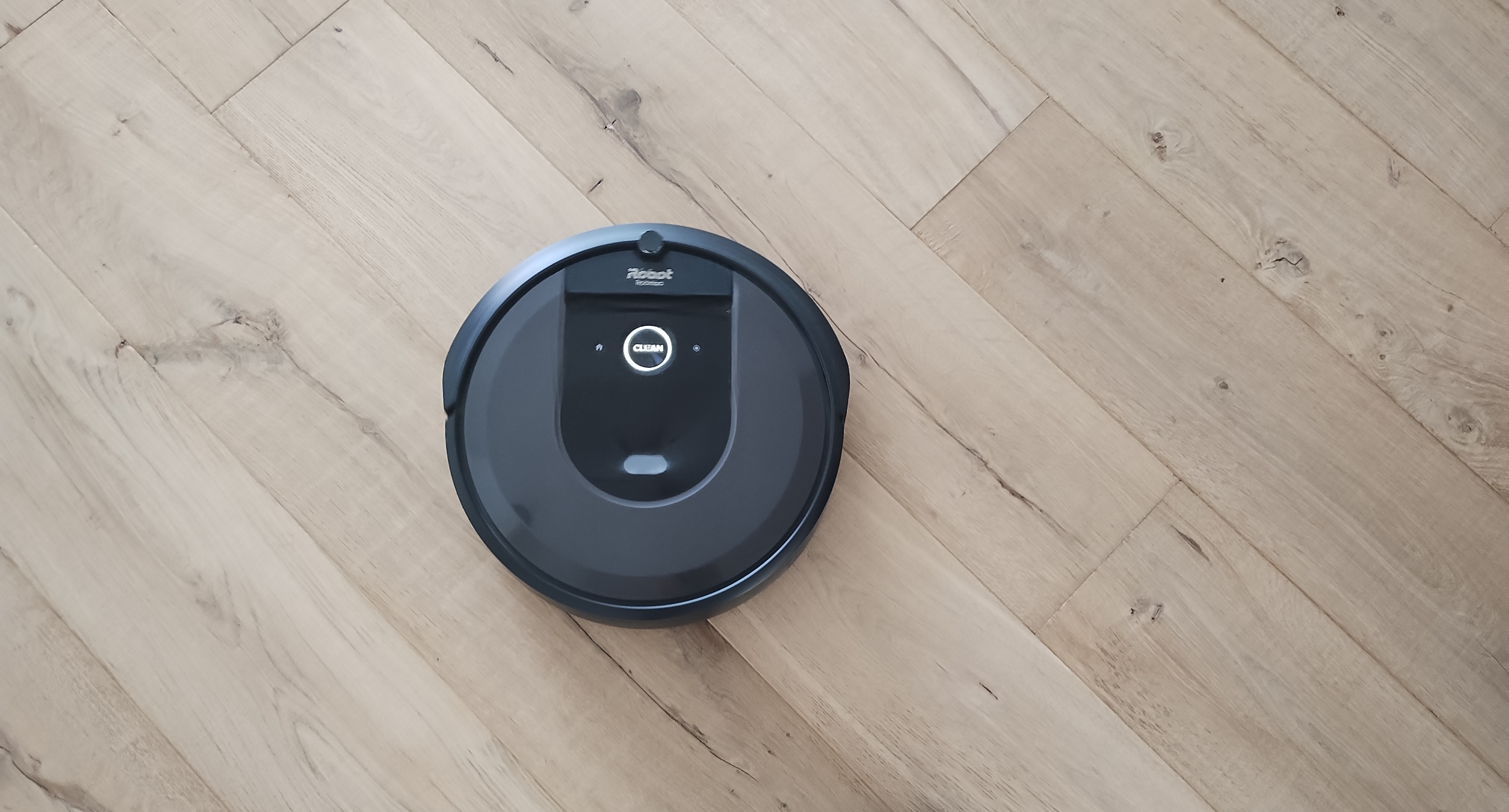 Roomba i7 op houten vloer