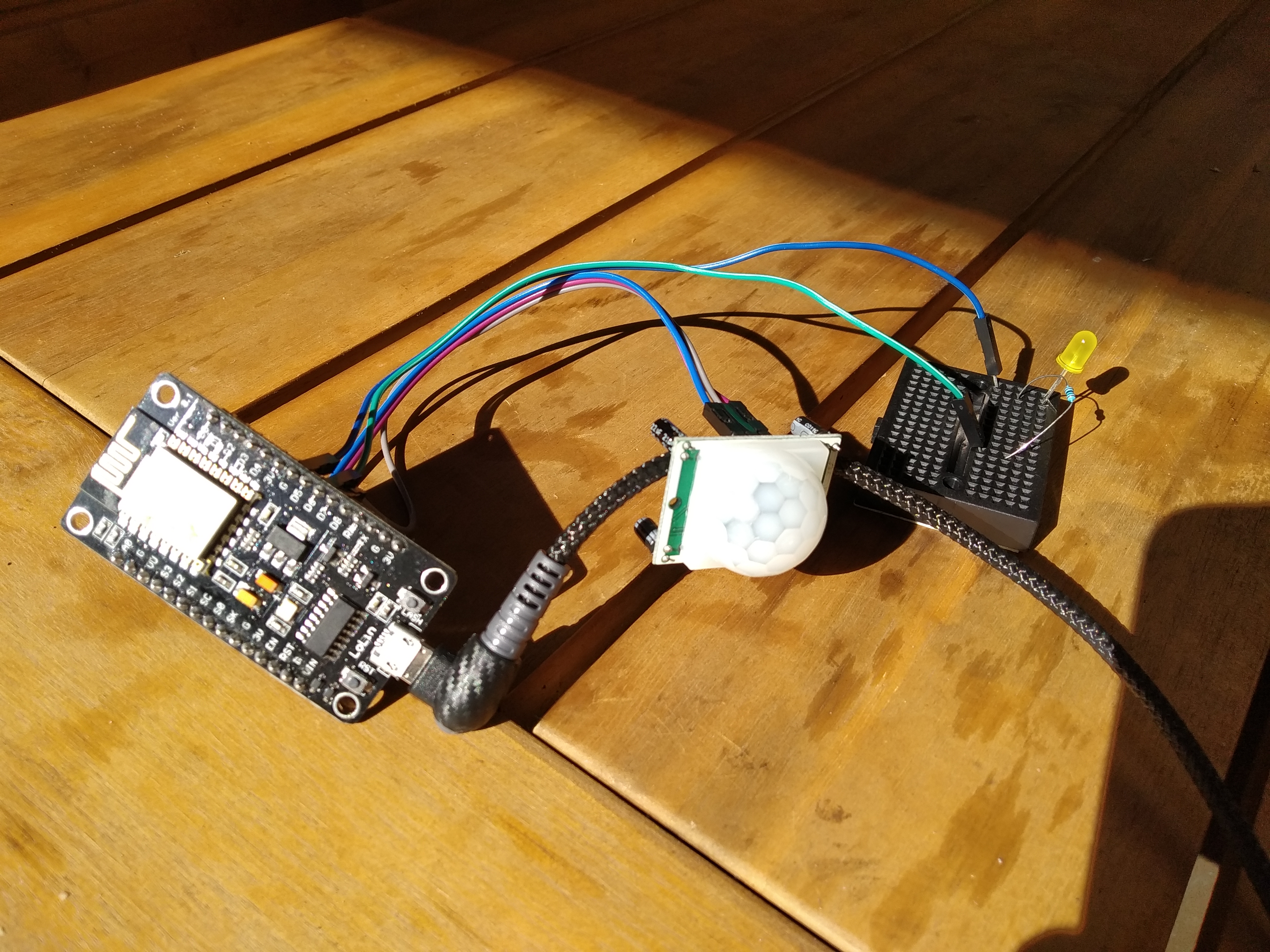 Zelfgebouwde PIR bewegingssensor met ESP8266 voor Homeyduino