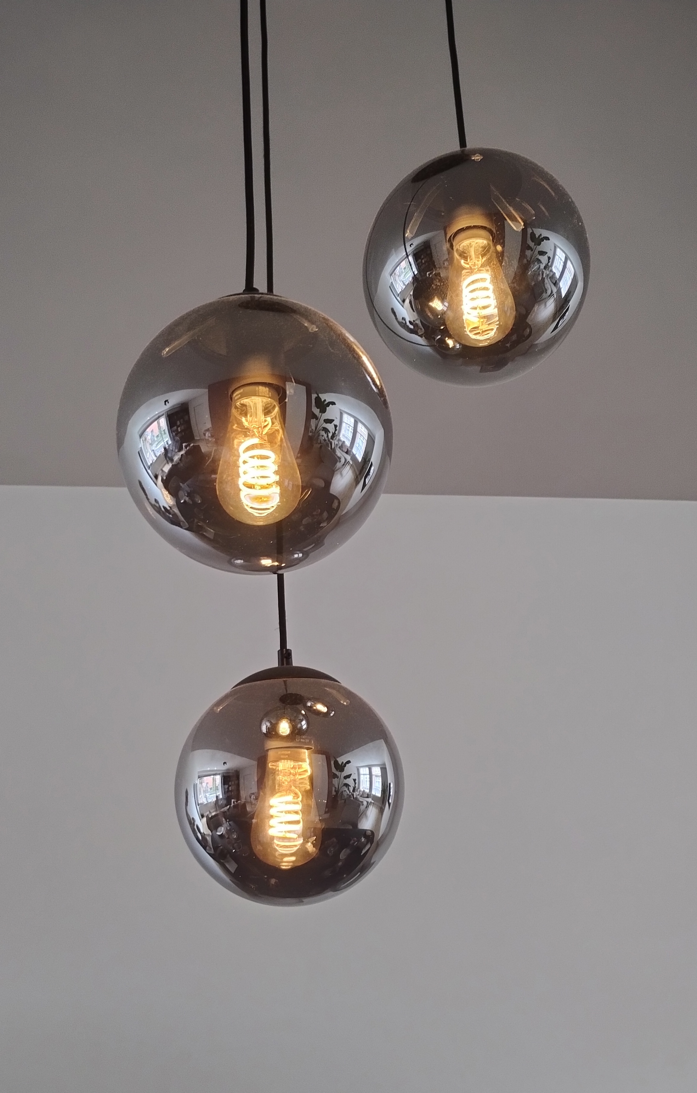 Philips Hue ST64 Edison E27 slimme filamentlamp in een sfeervolle hanglamp